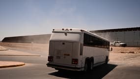 Un bus entre les États-Unis et le Mexique à El Paso, au Texas, le 9 mai 2023. 