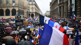 Des manifestants anti pass vaccinal le 8 janvier 2021 à Paris 