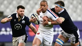 Gaël Fickou à la lutte avec Jamie Ritchie et Ali Price pendant le match du Tournoi des Six Nations entre la France et l'Ecosse, le 26 mars 2021 au Stade de France