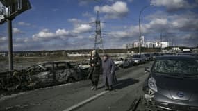 Des habitants d'Irpin, dans la banlieue de Kiev, fuient la ville, le 10 mars 2022