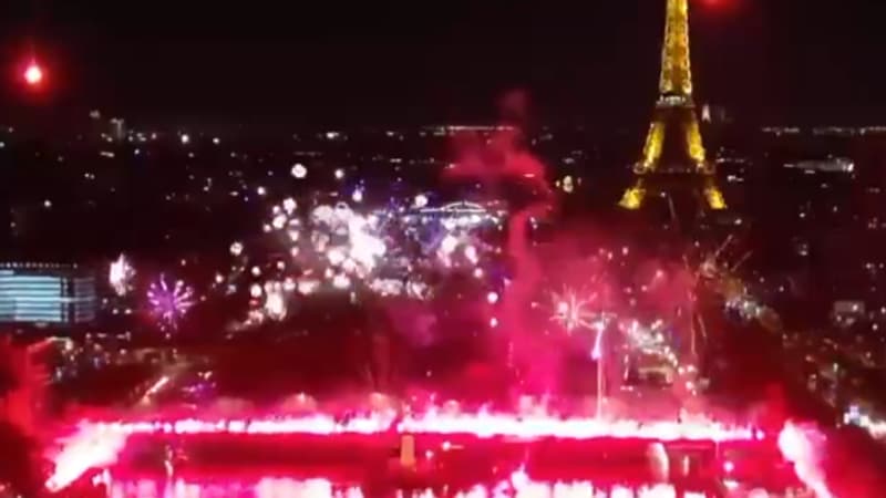Feux d'artifices, fumigènes... Des ultras marocains du Wydad enflamment Paris pour célébrer leurs 20 ans