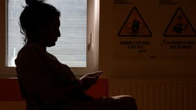 Une femme attend dans un hôpital, le 1er juillet 2022, à Paris.