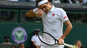 Le Suisse Roger Federer, lors de sa défaite contre le Polonais Hubert Hurkacz, en quart de finale du tournoi de Wimbledon, le 7 juillet 2021 à Londres