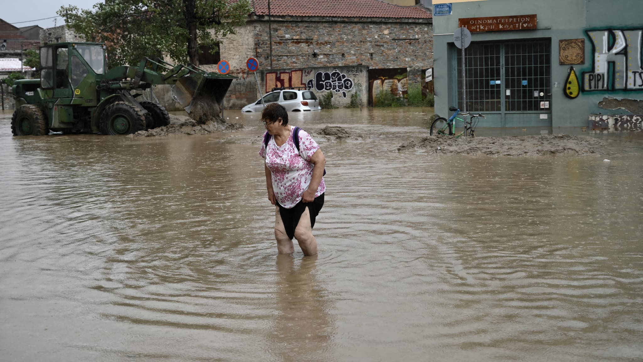 Une habitante se promène dans une rue inondée à Volos, dans le centre de la Grèce, le 6 septembre 2023.