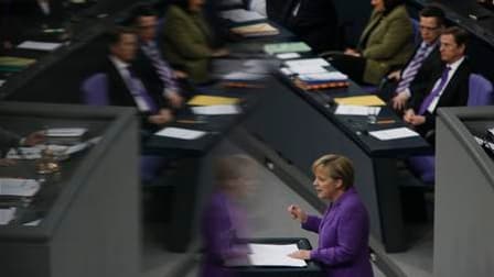 La chancelière allemande Angela Merkel devant le Bundestag, mercredi. L'Allemagne a déclaré la guerre aux spéculateurs et pris à contre-pied ses partenaires européens qui ont certifié ne pas avoir été consultés sur la décision de Berlin d'interdiction les