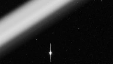 Une photographie prise par le télescope Hubble, polluée par la trainée d'un satellite