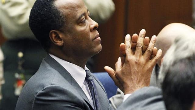 Le Dr Conrad Murray lors de l'annonce de sa condamnation à quatre ans de prison ferme, mardi. Les avocats du médecin personnel de Michael Jackson ont remis vendredi à un tribunal de Los Angeles des documents indiquant qu'il fera appel de sa condamnation p