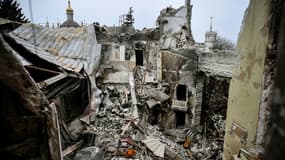 Scène de destructions urbaines à Marioupol, dans le sud-est de l'Ukraine, prises le 12 avril 2022