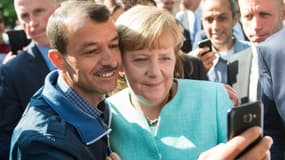 Un réfugié prend un "selfie" avec Angela Merkel, le 10 septembre 2015.