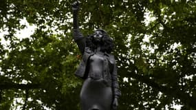 Intitulée "Une montée en puissance (Jen Reid) 2020", une sculpture de l'artiste britannique Marc Quinn a remplacé la statue d'un marchand d'esclaves, Edward Colston, à Bristol en Angleterre le 15 juillet 2020