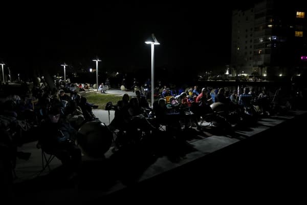 Les gens se rassemblent au Veterans Memorial Park pour attendre le lancement de la fusée de mission Artemis 1, en Floride, le 15 novembre 2022.