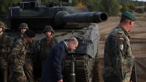 Olaf Scholz devant un char Leopard 2 en octobre 2022. 