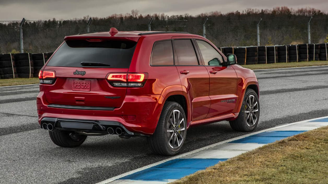 Quatre sorties d'échappement à l'arrière, des ailes élargies, le Grand Cherokee montre ses muscles Quatre sorties d'échappement à l'arrière, des ailes élargies, le Grand Cherokee montre ses muscles