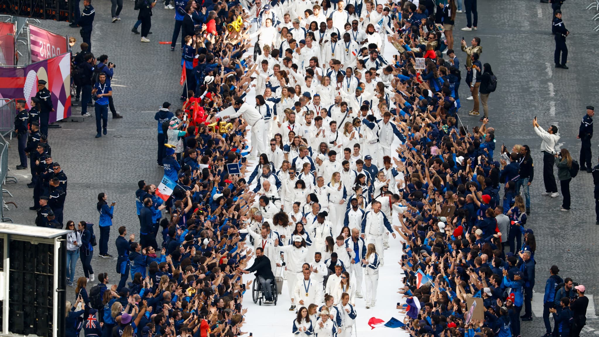 Les athlètes de la délégation française sur le catwalk, le 14 septembre 2024.