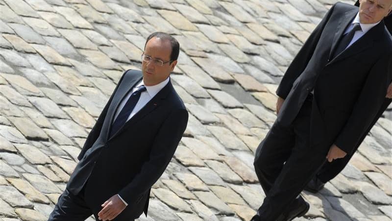 La cote de popularité du président François Hollande (à gauche) gagne un point en juillet à 60% d'opinions positives, et celle du Premier ministre Jean-Marc Ayrault (à droite) augmente aussi à 59%, selon le baromètre d'Opinionway pour le quotidien Metro.