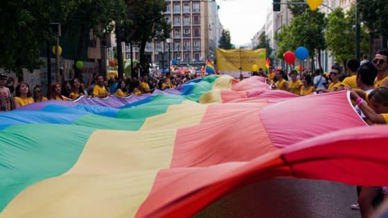 Le drapeau arc-en-ciel est déployé lors de la Gay Pride d'Athènes en 2013.