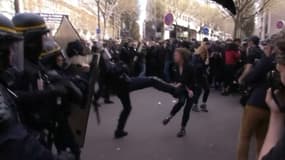 Le 14 avril, un policier assène un violent coup de pied à une manifestante pacifique.