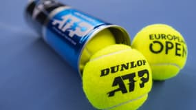Des balles de tennis avec le logo ATP.