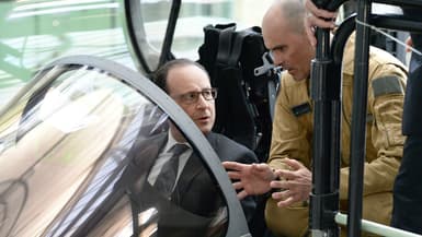 François Hollande dans le cockpit d'un Rafale.
