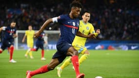 L'attaquant Kingsley Coman déborde le milieu de terrain kazakh Maksat Taykenov, lors des éliminatoires de la Coupe du monde 2022 au Qatar, le 13 novembre 2021 au Parc des Princes à Paris