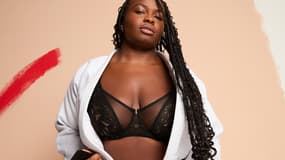 Romane Dicko en soutien-gorge pour la marque Sans Complexe Lingerie