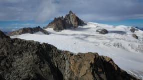 Vue aérienne de l'Aiguille du Midi au-dessus de la Vallée Blanche, au Mont Blanc, à Chamonix, le 18 septembre 2019