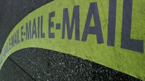 Les clients usent et abusent de leur possibilité d'envoyer des mails à leur conseiller bancaire. 