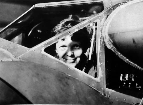 Amelia Earhart dans les années 1930. Amelia Earhart dans les années 1930.