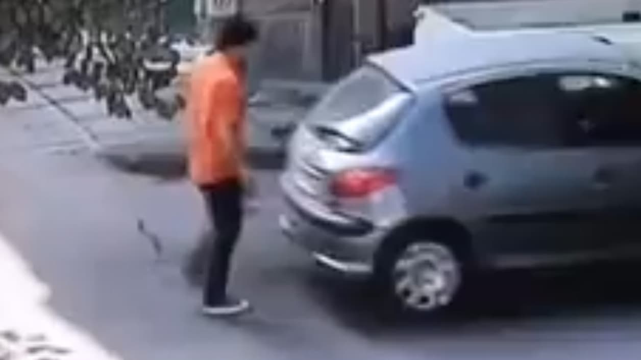 Contre rétribution, un homme peut marcher derrière votre voiture pour cacher la plaque. Contre rétribution, un homme peut marcher derrière votre voiture pour cacher la plaque.