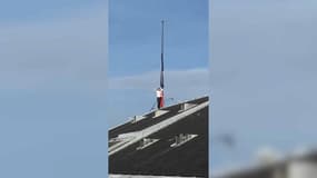 Le militant écologiste s'était attaché au drapeau du Panthéon avant de le mettre en berne.