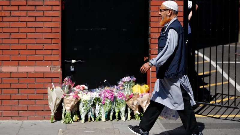 Un homme passe devant la mosquée de Finsbury Park, le 19 juin, près de l'endroit où un véhicule a fauché des fidèles. 