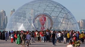 Le dôme affichant le compte à rebours de la Coupe du Monde au Qatar est installé dans la capitale Doha, le 30 mars 2022 