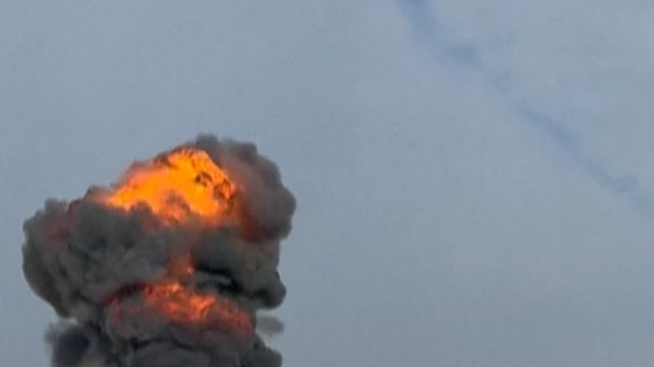 Cette image, extraite d'une vidéo, montre une boule de feu lors du crash d'un avion, et deux personnes s'éjectant en parachute (en haut) suite à une collision entre deux Alpha Jet de la Patrouille de France, le 25 mars 2025, dans l'est de la France, près de la base aérienne 113 de Saint-Dizier.