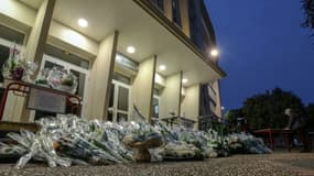 Des bouquets de fleurs déposés devant la cité scolaire Gambetta-Carnot à Arras, le 16 octobre 2023