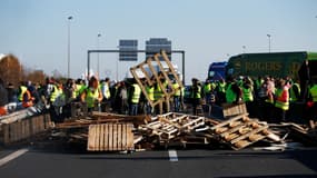 Des gilets jaunes bloquent une route à Caen, le dimanche 18 novembre 2018. 