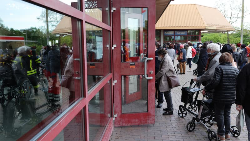 Des gens en train de faire la queue pour entrer dans une patinoire de Francfort, après avoir été évacués ce mercredi.