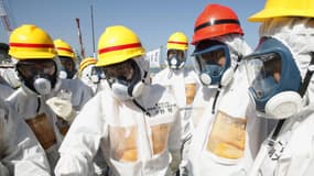 Le Premier ministre japonais Shinzo Abe (casque rouge) à la centrale nucléaire dévastée de Fukushima, ce jeudi.