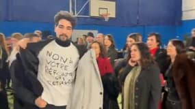 L'opposant au projet de réforme des retraites à Barcelone au moment de son évacuation.