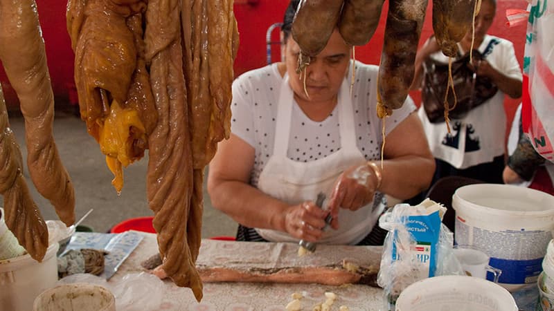 Préparation du "tchoutchouk", une saucisse de cheval.