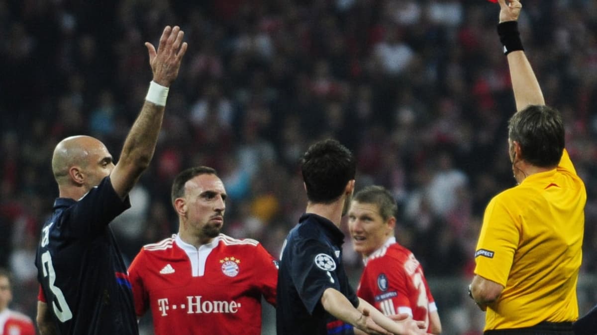 Franck Ribéry (en rouge, de face) reçoit un carton rouge lors du match aller de la demi-finale de Ligue des champions entre Lyon et le Bayern Munich en 2010