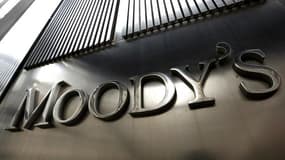 Moody's n'envisage pas pour le moment de revenir sur la perspective négative attachée à la note Aa1 de la France car elle reste inquiète sur sa situation budgétaire et la perte de compétitivité de son économie. /Photo prise le 6 février 2013/REUTERS/Brend