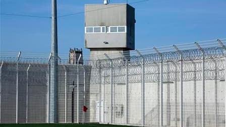 La prison de Bourg-en-Bresse, dans l'Ain. La France a décidé de supprimer l'affectation de gardiens dans les miradors de ses prisons afin de faire des économies de personnel de surveillance, un projet très critiqué par les syndicats. /Photo prise le 4 fév