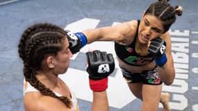 Paulina Vargas (de face) lors de son combat contre Claudia Diaz lors d'un tournoi Combate Global en août 2021