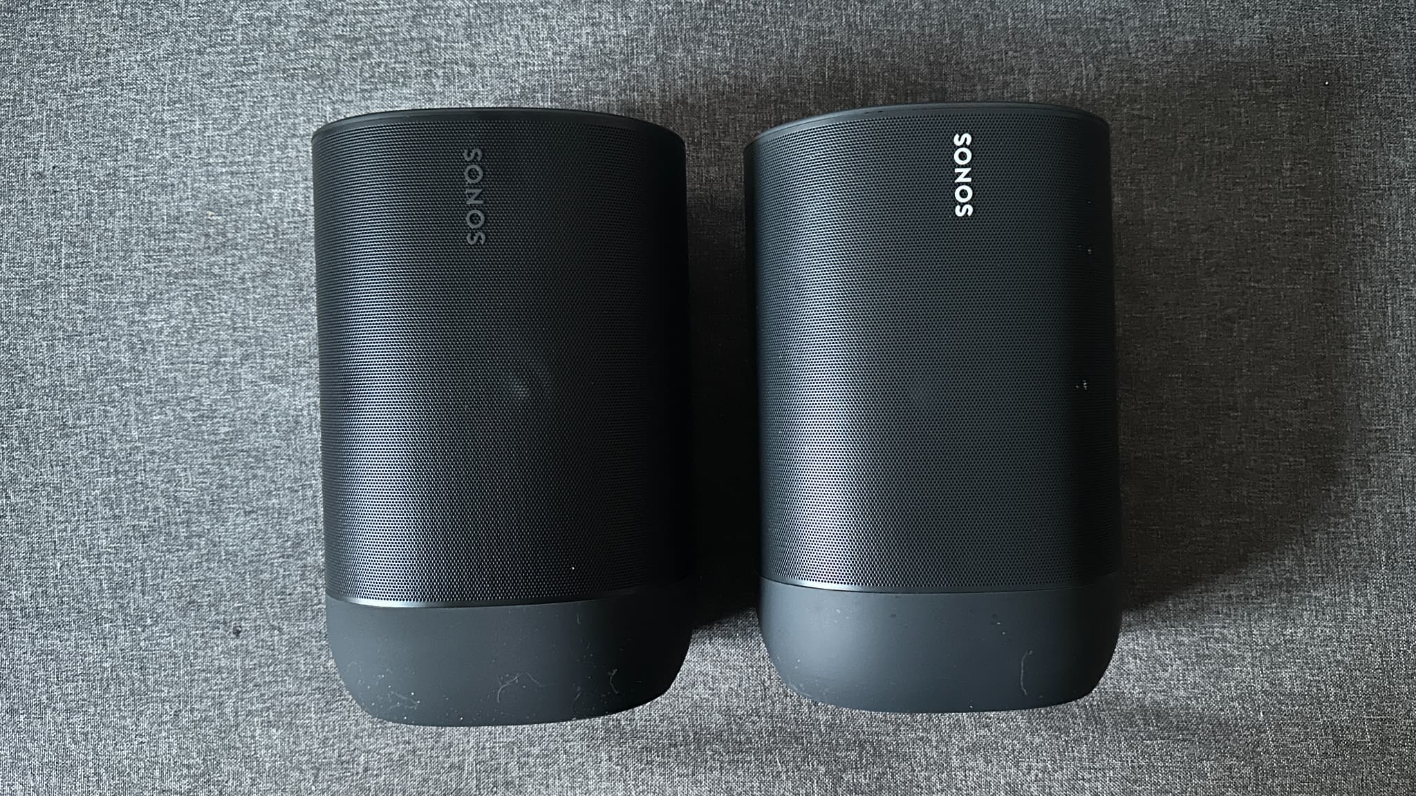 A gauche, la Sonos Move 2 - A droite, la Sonos Move.