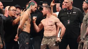 Sean O'Malley (à gauche) et Merab Dvalishvili face à face à la veille de leur combat à l'UFC 306 dans la Sphere de Las Vegas en septembre 2024