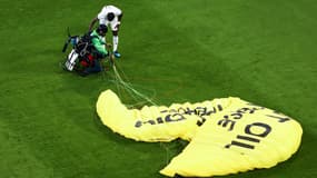 Antonio Rüdiger vient aux nouvelles de l'activiste de Greenpeace après son atterrissage sur le terrain