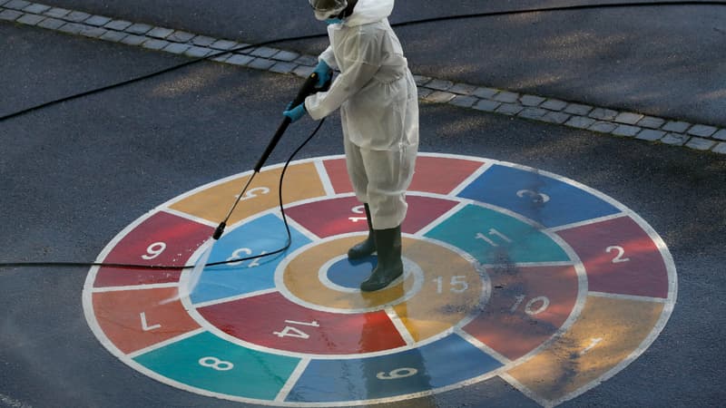 Un homme désinfecte la cour d'une école parisienne, le 7 mai 2020. (Illustration.)