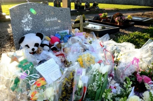 Des fleurs et des peluches, le 14 décembre 2013, sur la tombe de la petite Adelaïde retrouvée morte sur la plage de Berck-sur-Mer en novembre 2013 Des fleurs et des peluches, le 14 décembre 2013, sur la tombe de la petite Adelaïde retrouvée morte sur la plage de Berck-sur-Mer en novembre 2013