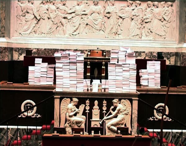 Piles of amendments in the roost of the National Assembly in 2006 during the SFM deprivation bill