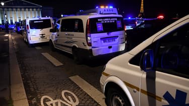 Une centaine d'ambulanciers ont bloqué, lundi 3 décembre, des accès de la place de la Concorde à Paris pour réclamer la suspension d'une réforme du financement des transports sanitaires.